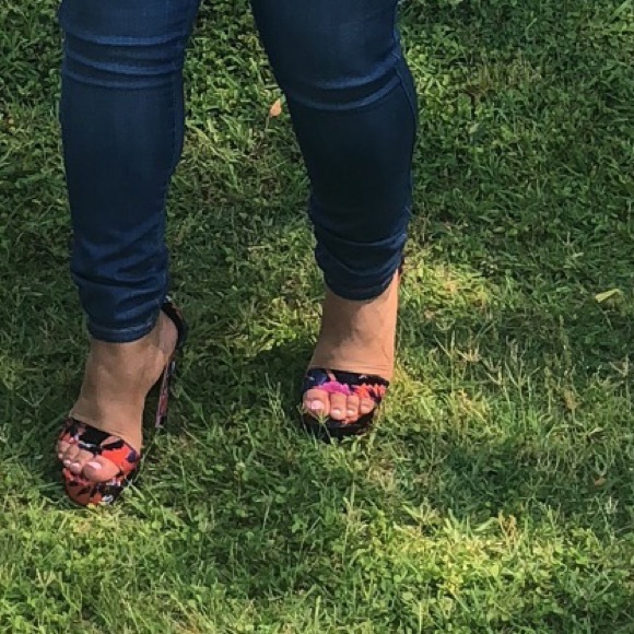 COPY - Multicolor heels with gold on inside of heel - Picture 5 of 5